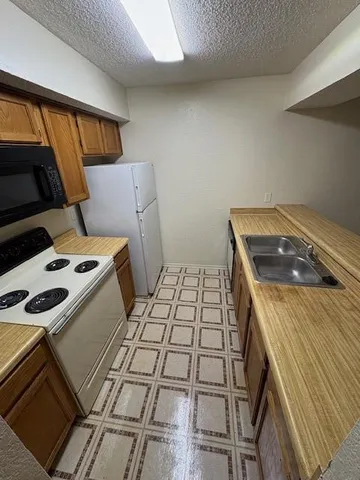 $750 | 9813 Walnut Street, Unit 303, Dallas, TX 75243