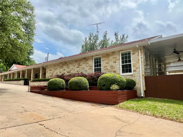 a view of a back yard of the house