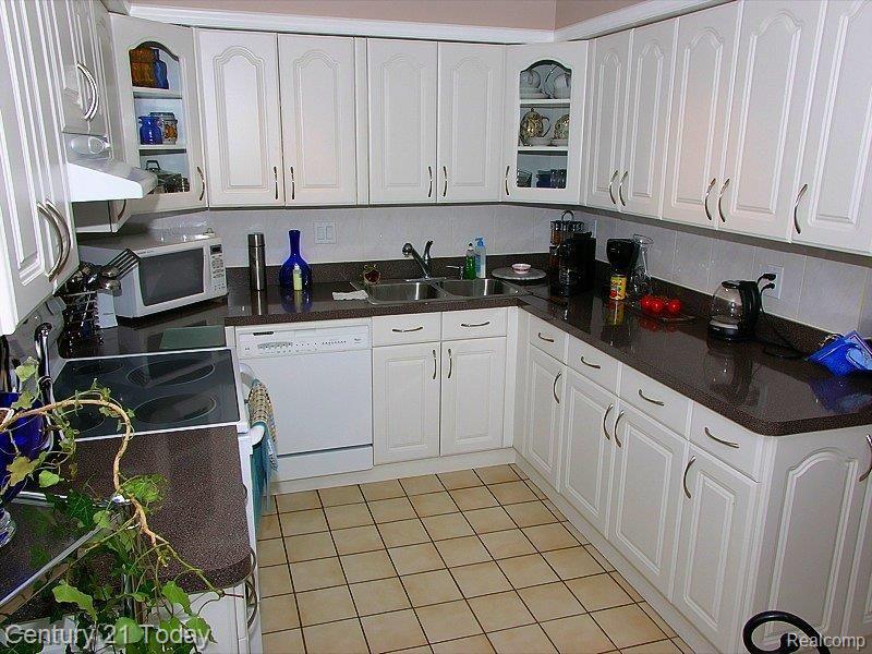 3132 Summers Road, Unit 10 Keego Harbor, MI 48320 - Photo 7 of 15 kitchen2
