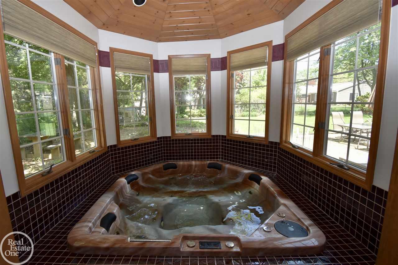 1596 South Renaud Road Grosse Pointe, MI 48236 - Photo 14 of 48 31348359-13.JPG