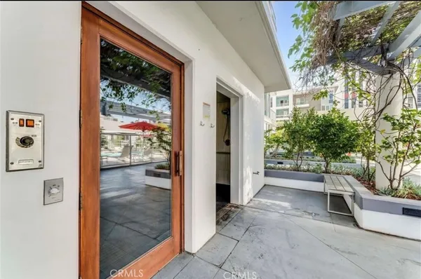 a view of entryway of the house