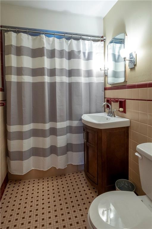 235 Highview Avenue Pittsburgh, PA 15238 - Photo 33 of 39 a bathroom with a sink toilet and shower