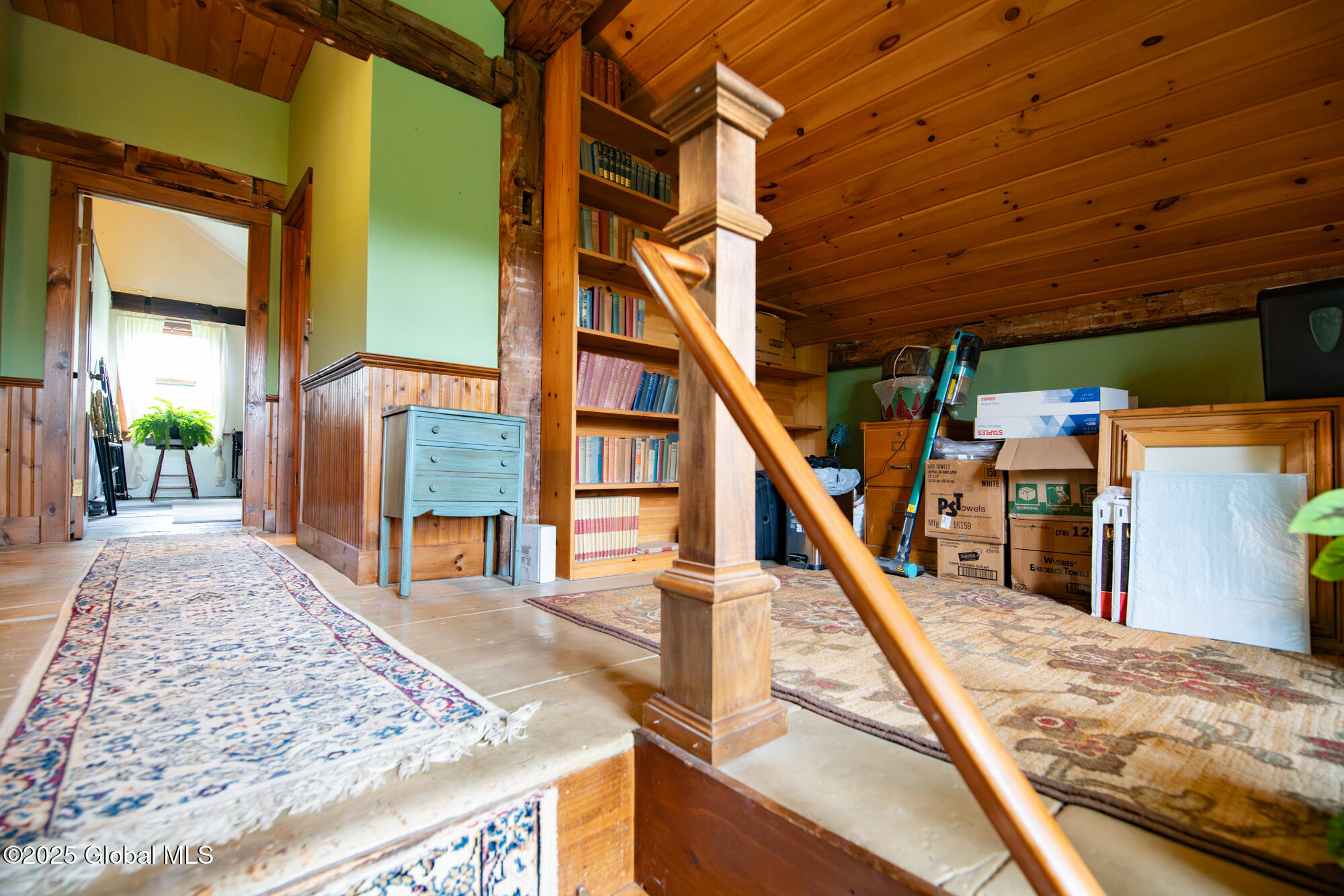 71 S Road Hampton, NY 12887 - Photo 39 of 60 Staircase hallway