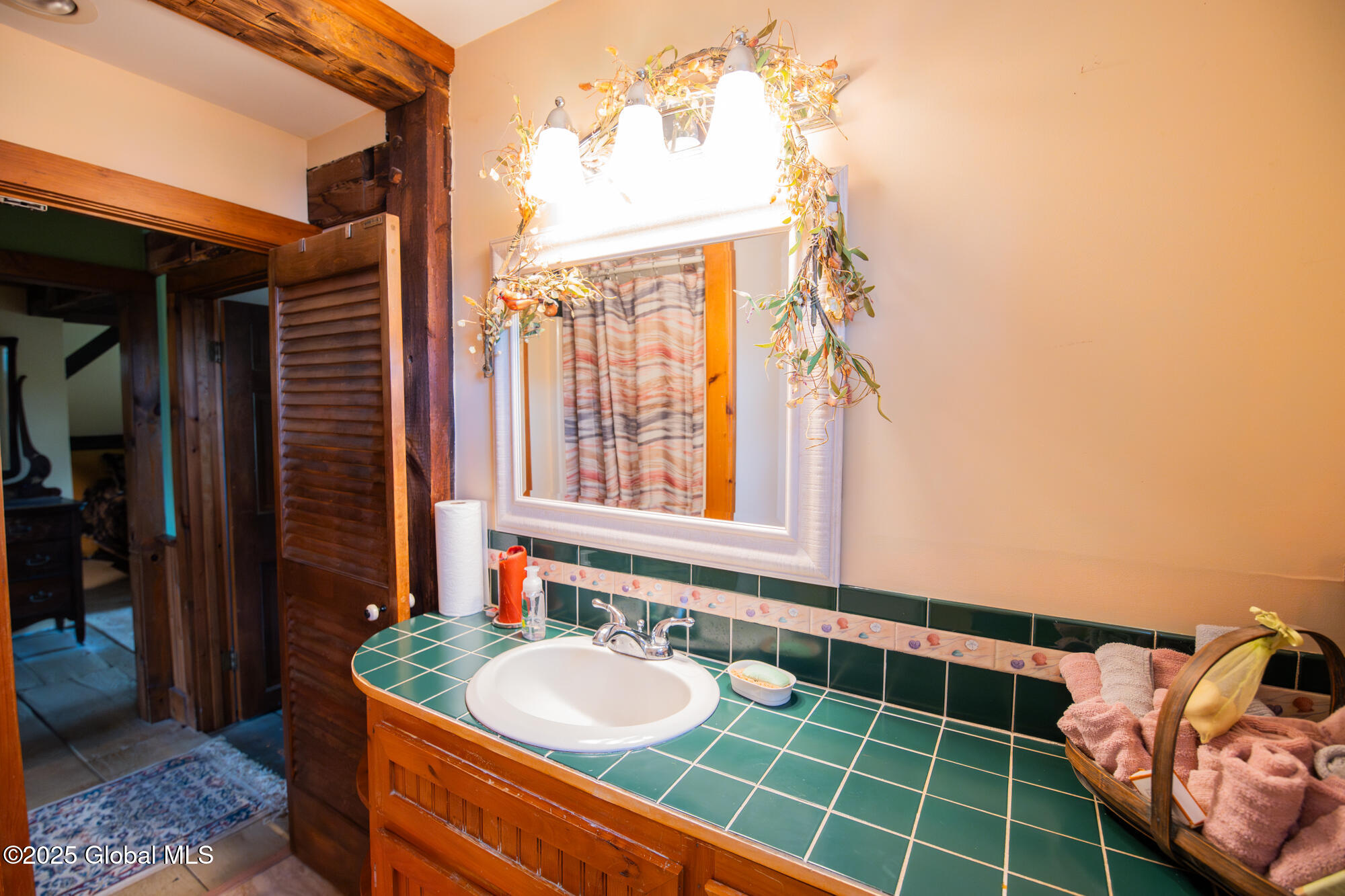 71 S Road Hampton, NY 12887 - Photo 46 of 60 Up bathroom