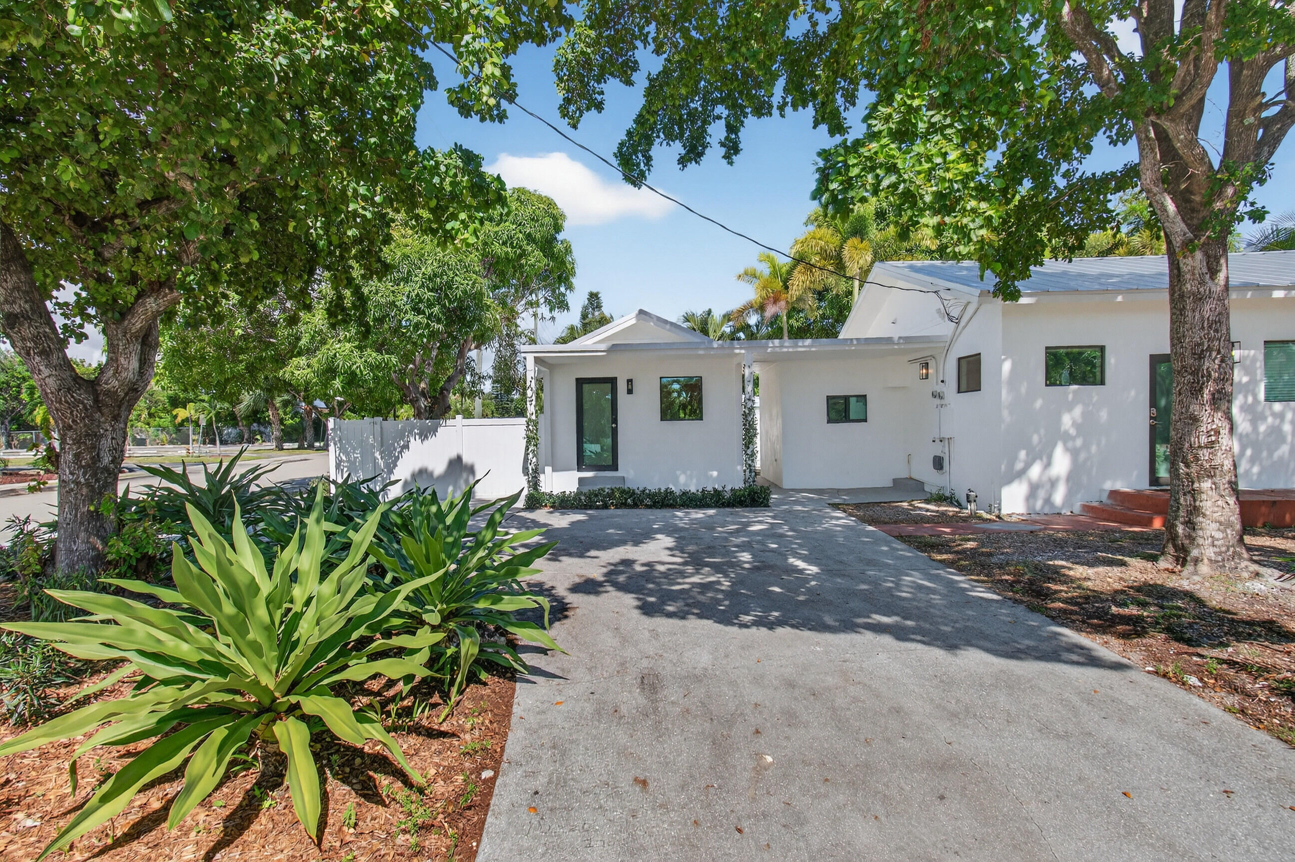 515 Northwest 1st Street, Unit 1 Delray Beach, FL 33444 - Photo 19 of 35 a view of a house with a tree