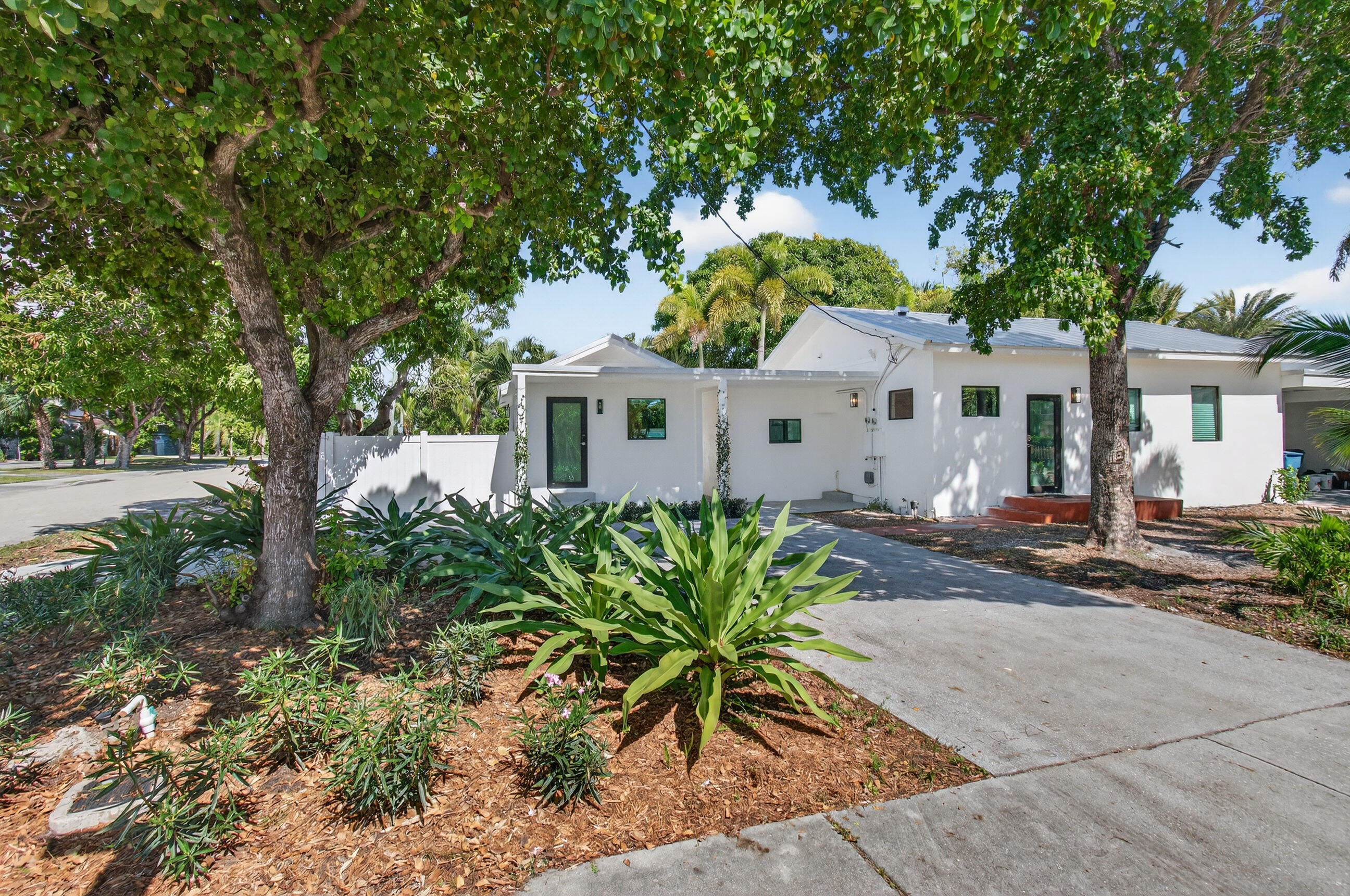 515 Northwest 1st Street, Unit 1 Delray Beach, FL 33444 - Photo 3 of 35 a front view of a house with a garden