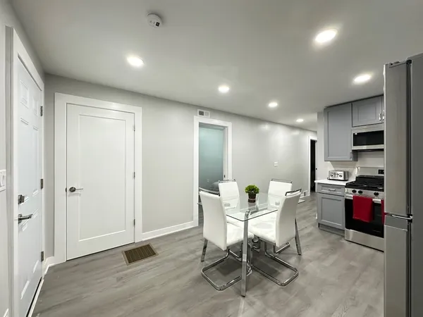 $2,800 | 1937 West Grand Avenue, Unit 1, Chicago, IL 60622