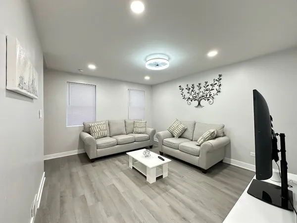 $2,800 | 1937 West Grand Avenue, Unit 1, Chicago, IL 60622
