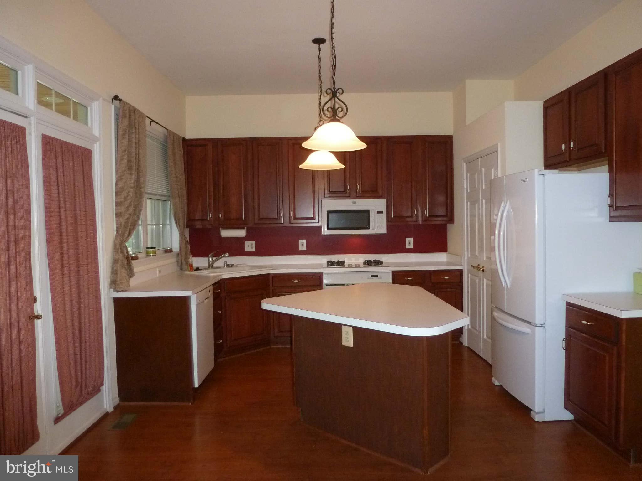 20678 Riptide Square Sterling, VA 20165 - Photo 5 of 18 Kitchen