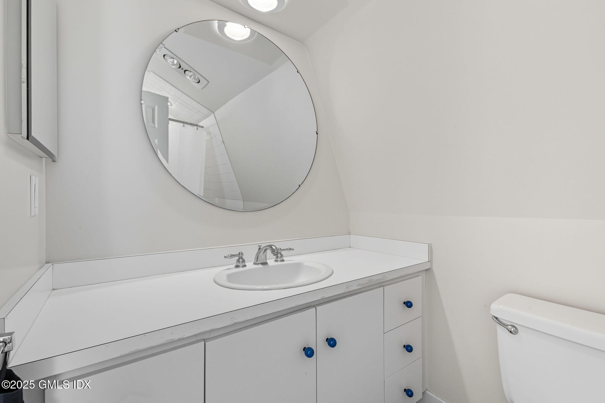 17 Keofferam Road Old Greenwich, CT 06870 - Photo 9 of 14 2nd Floor