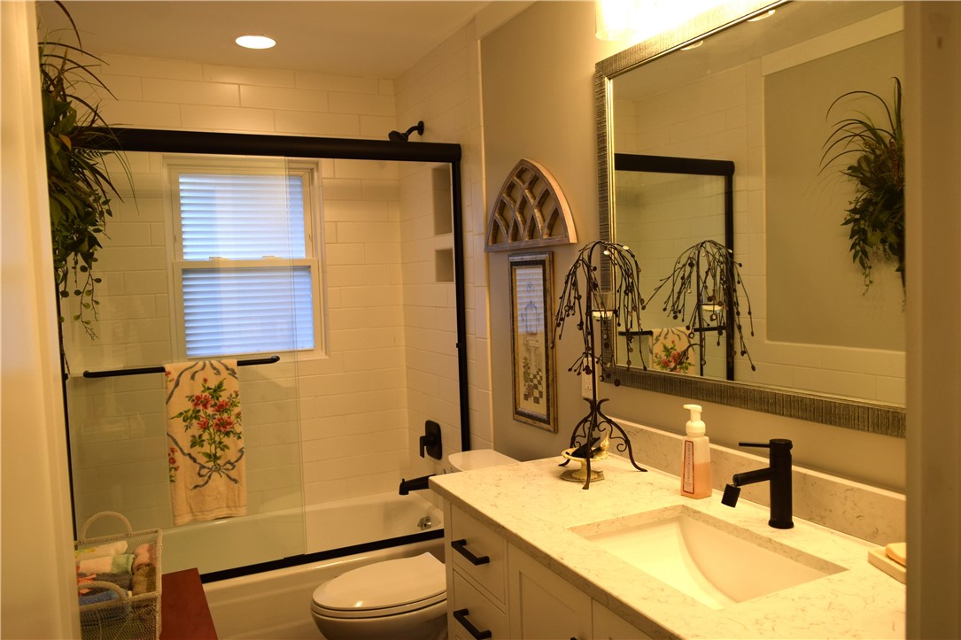 543 Drayton Circle Anderson, SC 29621 - Photo 17 of 35 Hall bath shared with Bedroom 2 & 3
