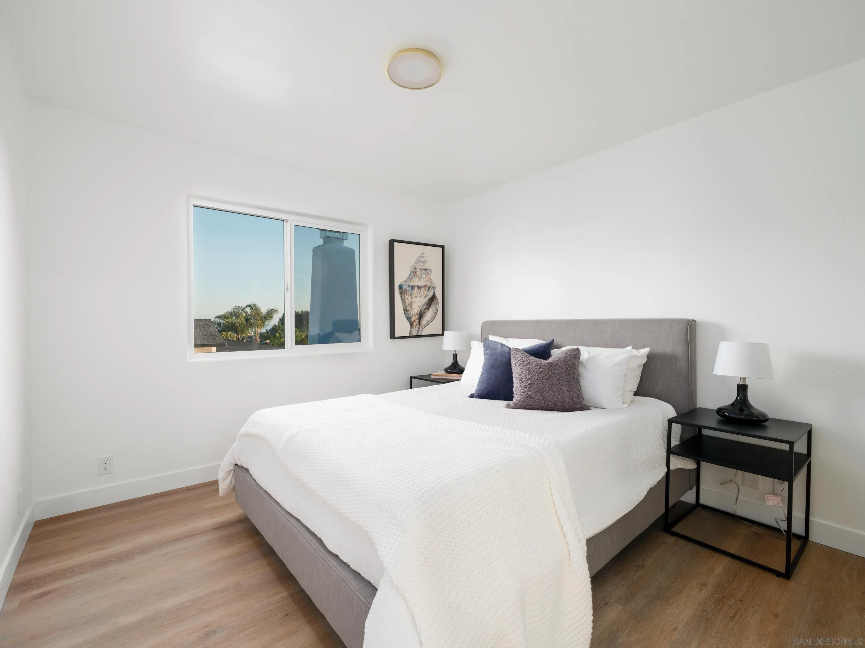 1868 Pariva Drive Cardiff, CA 92007 - Photo 27 of 30 a bedroom with a bed and a lamp