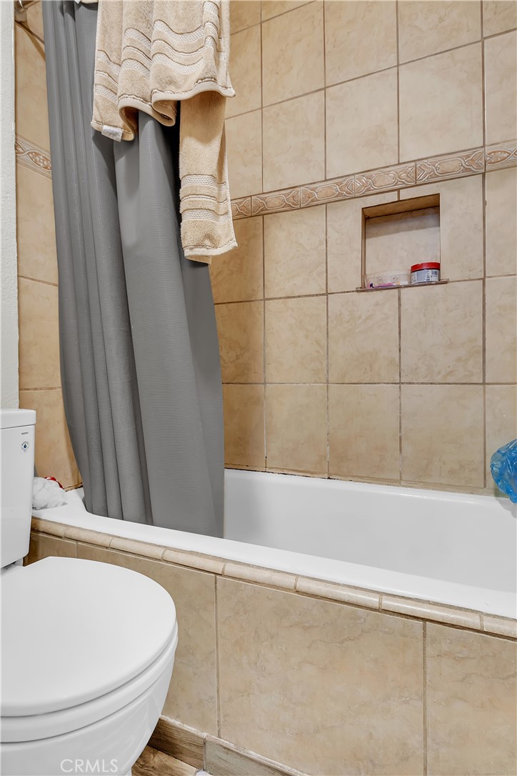141 West 83rd Street Los Angeles, CA 90003 - Photo 15 of 22 a bathroom with a tub and shower