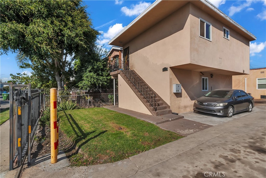 141 West 83rd Street Los Angeles, CA 90003 - Photo 4 of 22 a view of a car in front of house