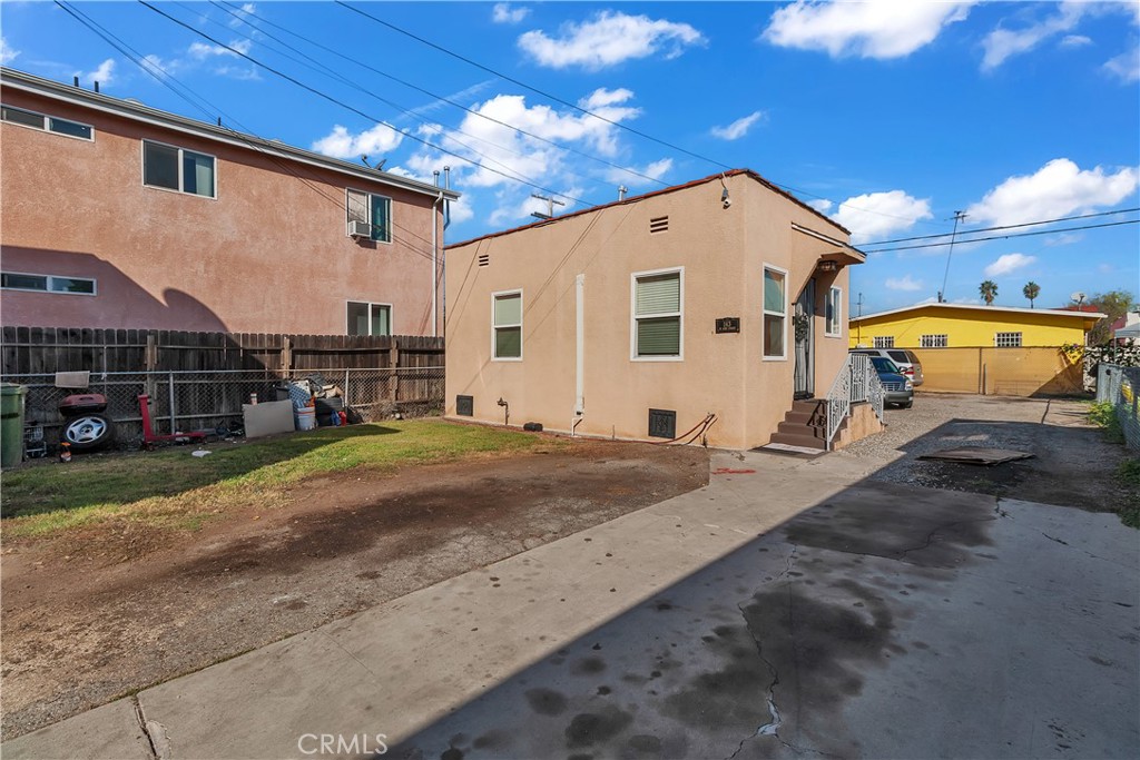 141 West 83rd Street Los Angeles, CA 90003 - Photo 7 of 22 a view of a white house with a yard