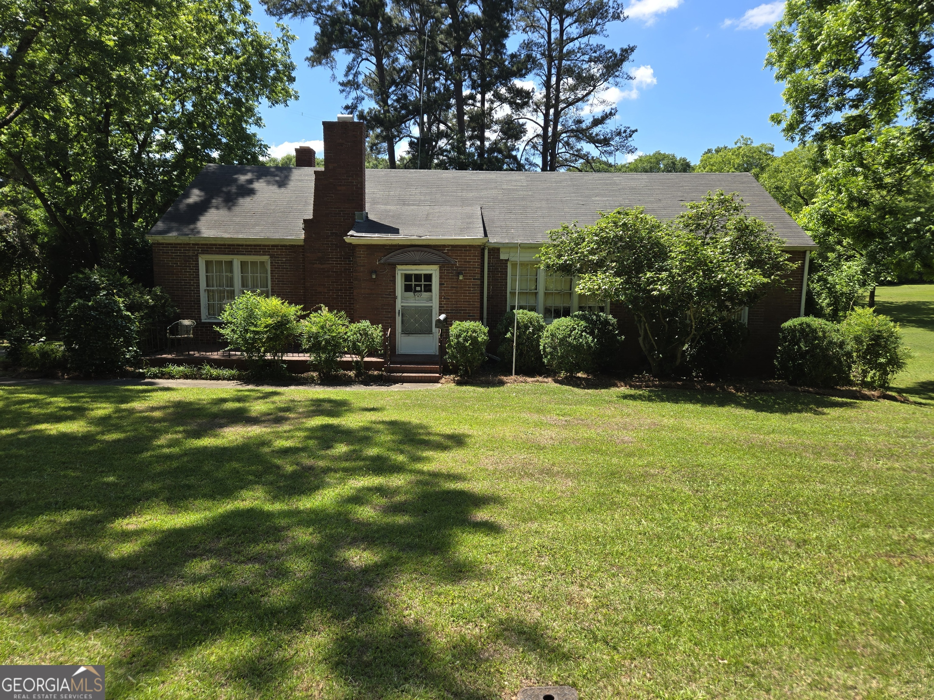 909 Thomaston Street Barnesville, GA 30204 - Photo 1 of 22