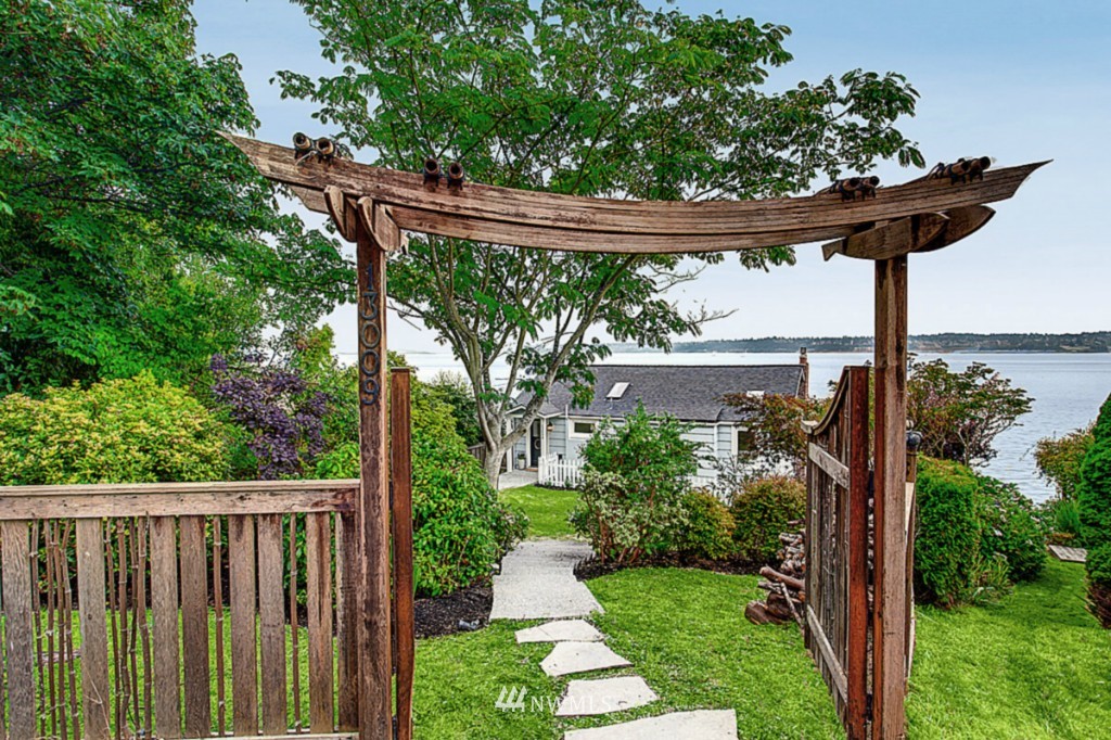 13009 Southwest Bachelor Road Vashon, WA 98070 - Photo 2 of 25 Gallery Image 2