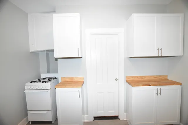 $1,250 | 426 North Lake Street, Unit 1, Aurora, IL 60506