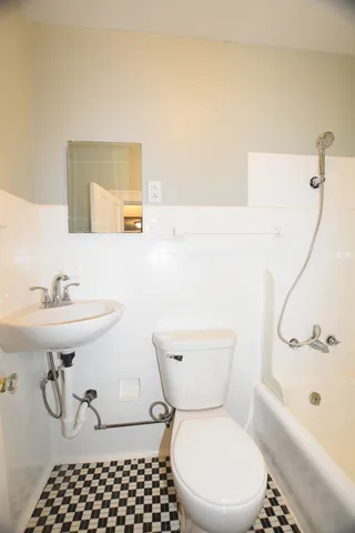 $1,250 | 426 North Lake Street, Unit 1, Aurora, IL 60506