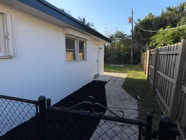 a view of a backyard