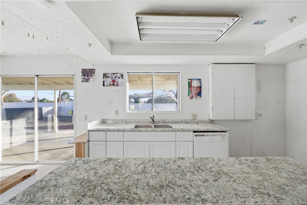 15637 Tuscola Road Apple Valley, CA 92307 - Photo 12 of 57 a kitchen with granite countertop a sink and a stove