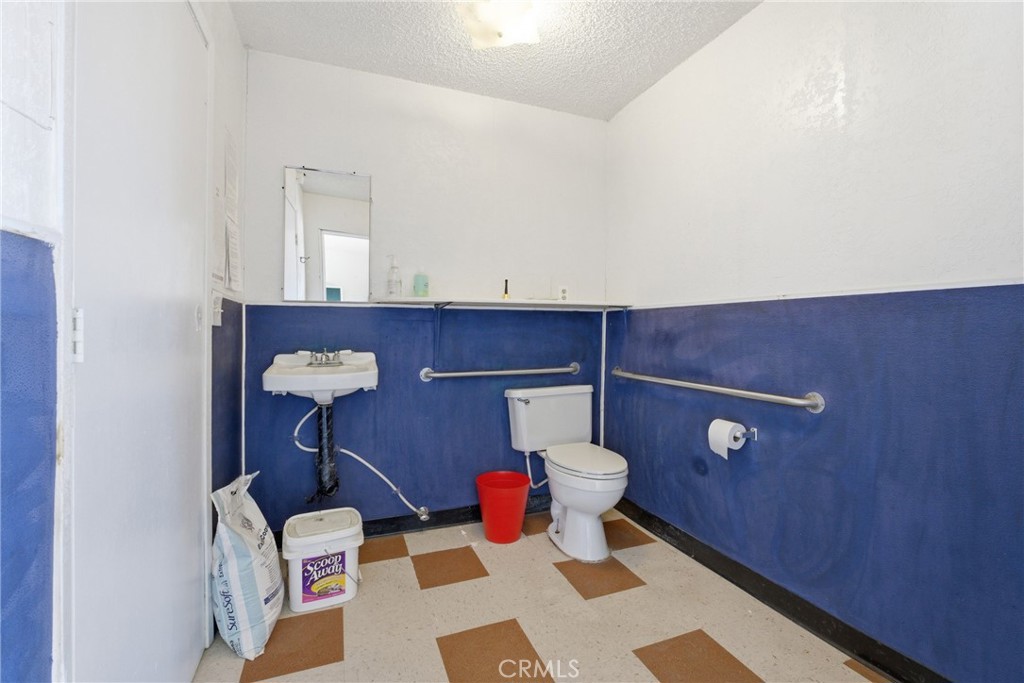 15637 Tuscola Road Apple Valley, CA 92307 - Photo 32 of 57 a bathroom with a toilet and a sink