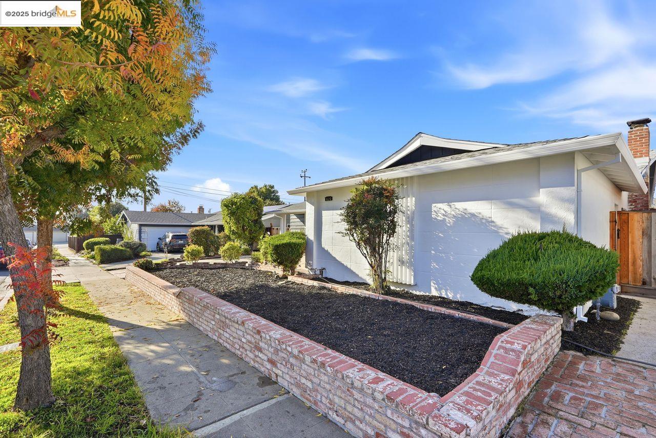620 Chevy Chase Way Hayward, CA 94544 - Photo 4 of 38 a front view of a house with garden
