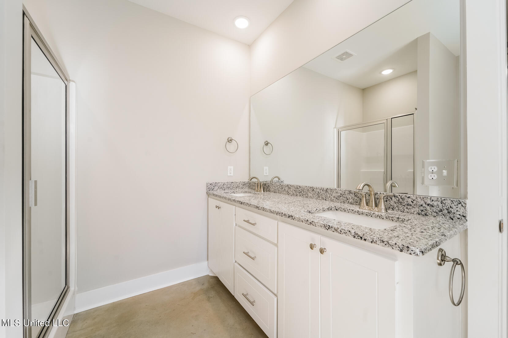 154 Shelby Mae Circle Brandon, MS 39042 - Photo 9 of 14 main-bathroom-13117359