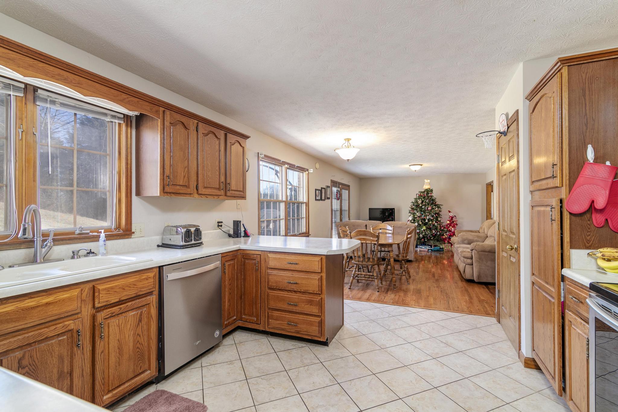 550 Packing House Road Kingsport, TN 37660 - Photo 17 of 50 550PackerHouseInt11
