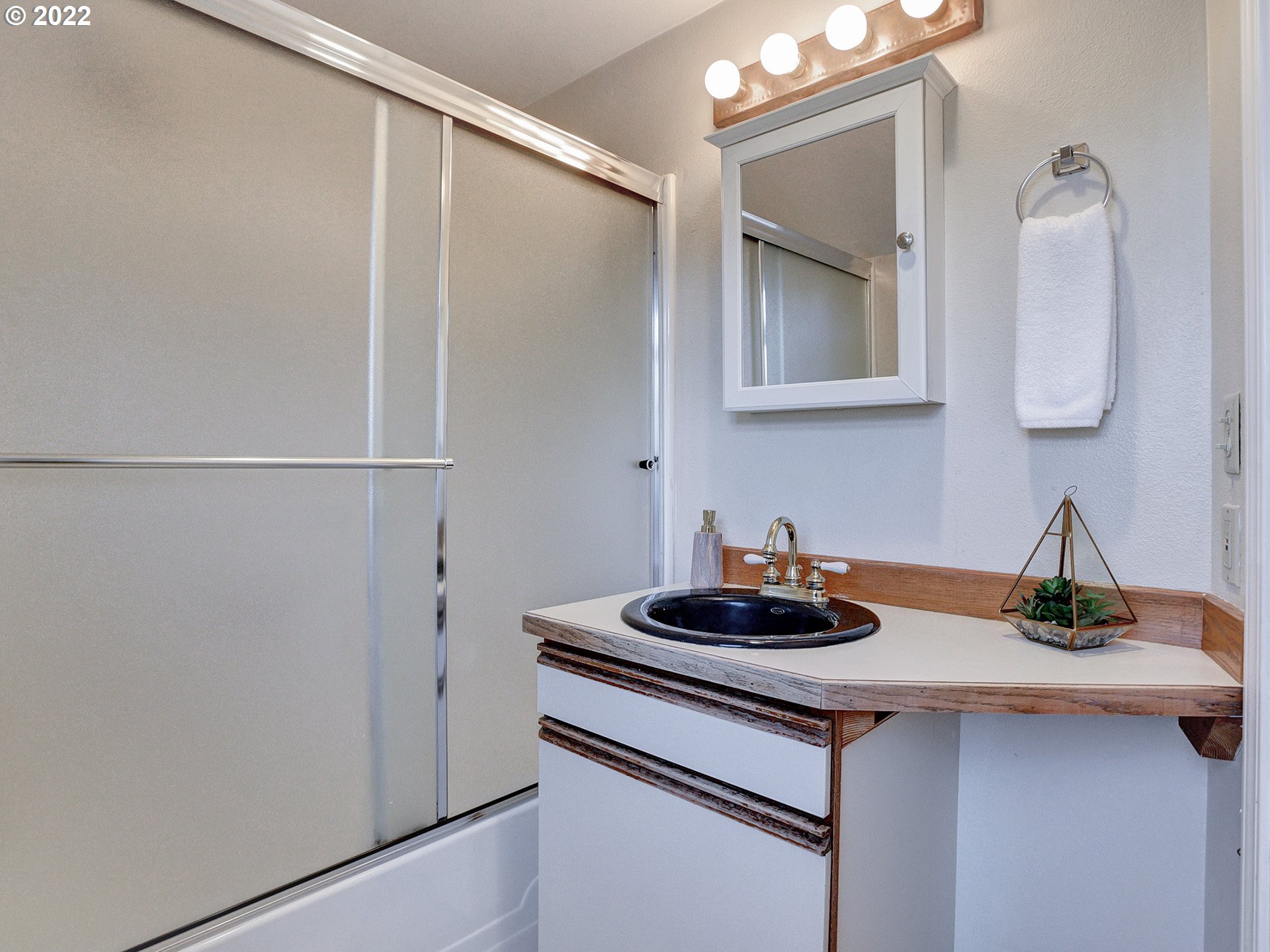 3674 Southwest Spring Garden Court Portland, OR 97219 - Photo 18 of 24 Gallery Image 18