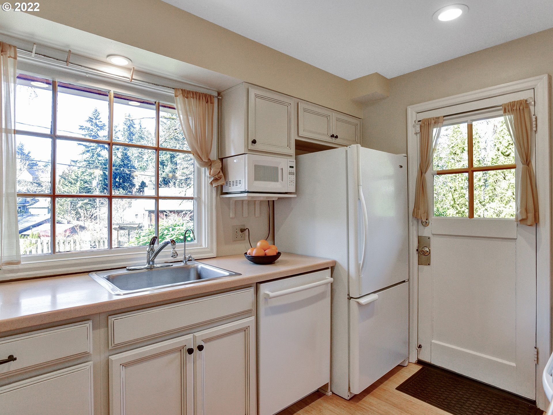 3674 Southwest Spring Garden Court Portland, OR 97219 - Photo 9 of 24 Gallery Image 9