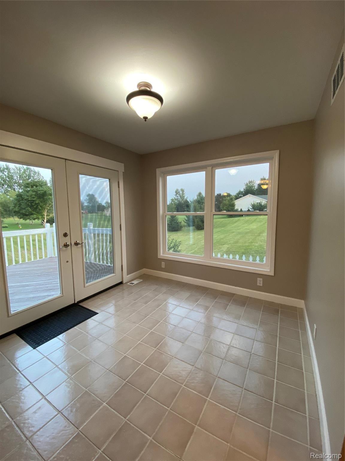 4191 West Coon Lake Road Howell, MI 48843 - Photo 31 of 32 BreakfastNook.JPG