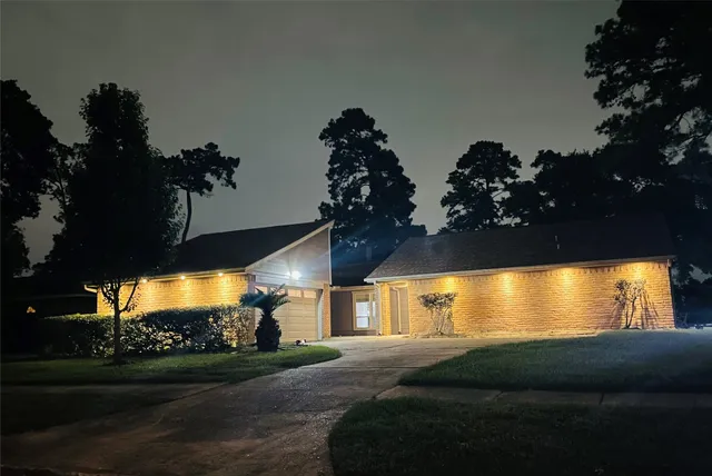 a view of a back yard