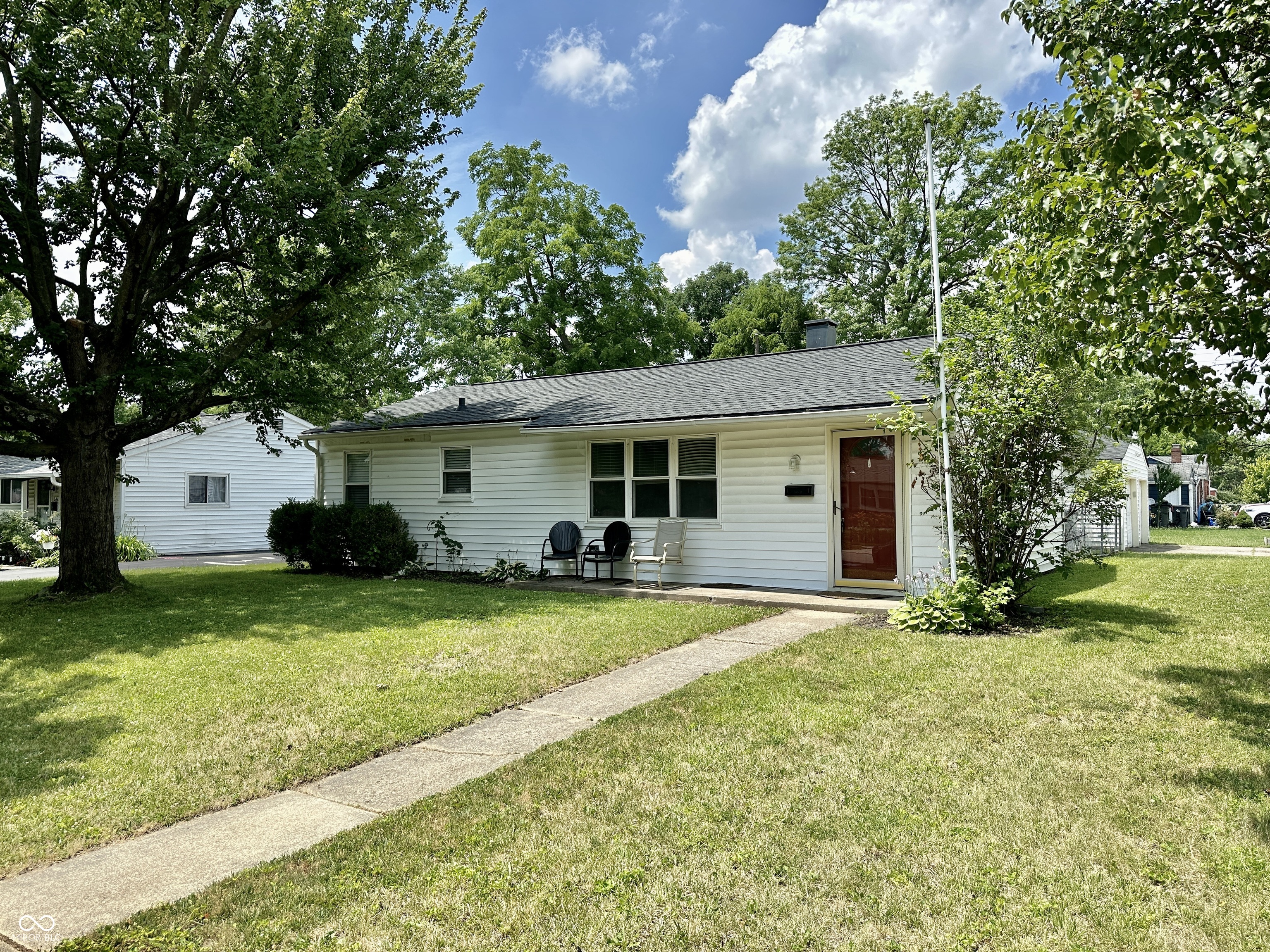 338 South Kenmore Road Indianapolis, IN 46219 - Photo 1 of 42