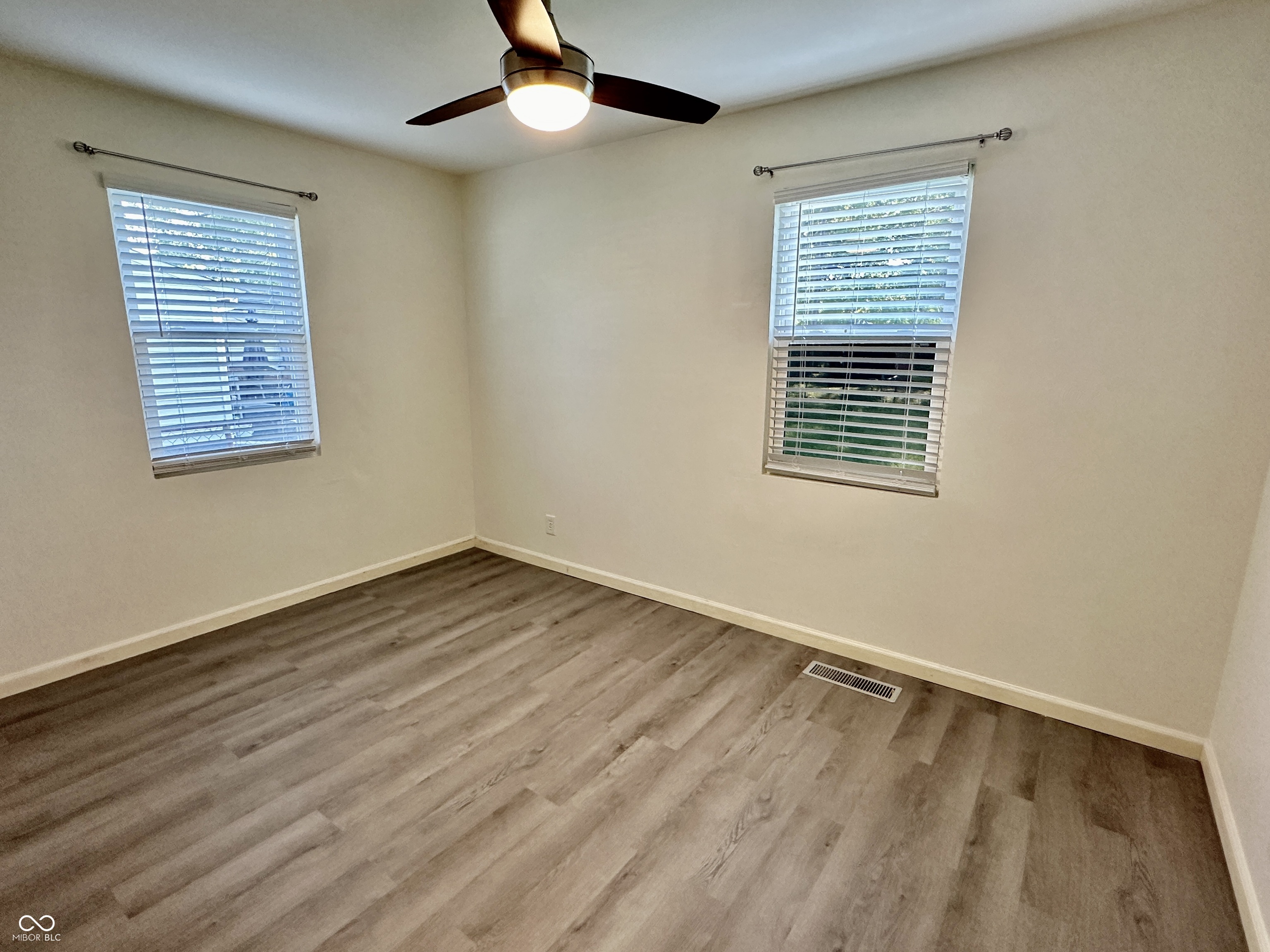 338 South Kenmore Road Indianapolis, IN 46219 - Photo 12 of 42