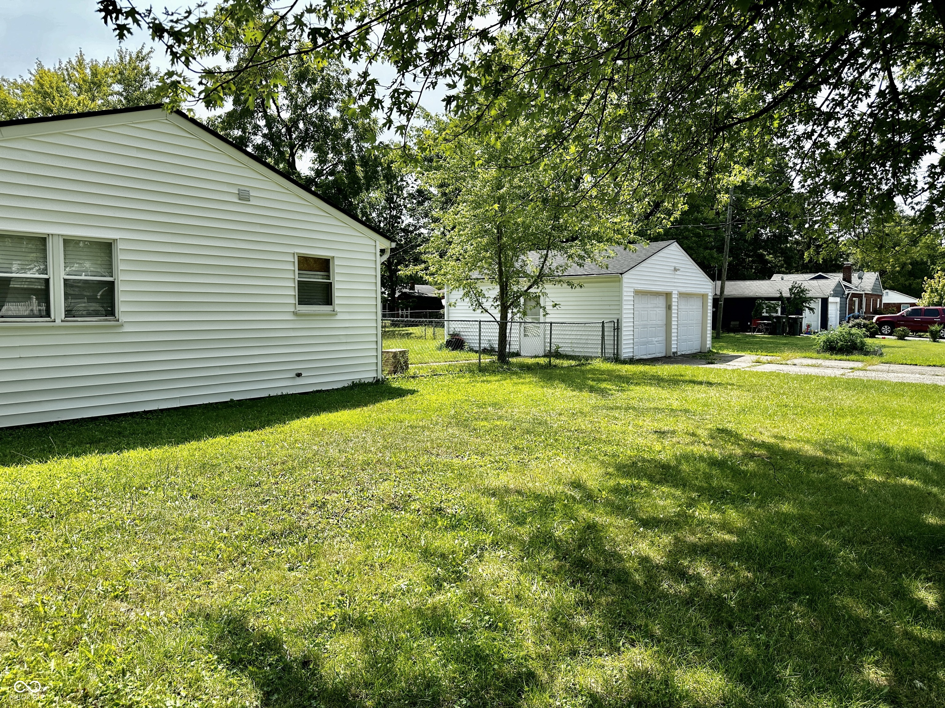 338 South Kenmore Road Indianapolis, IN 46219 - Photo 25 of 42