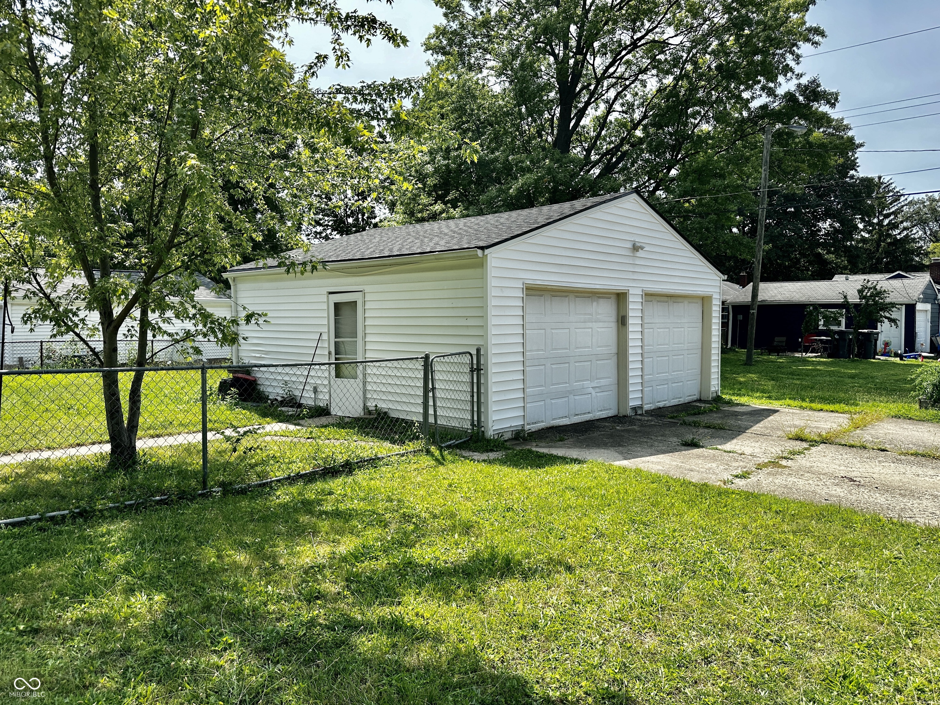 338 South Kenmore Road Indianapolis, IN 46219 - Photo 26 of 42