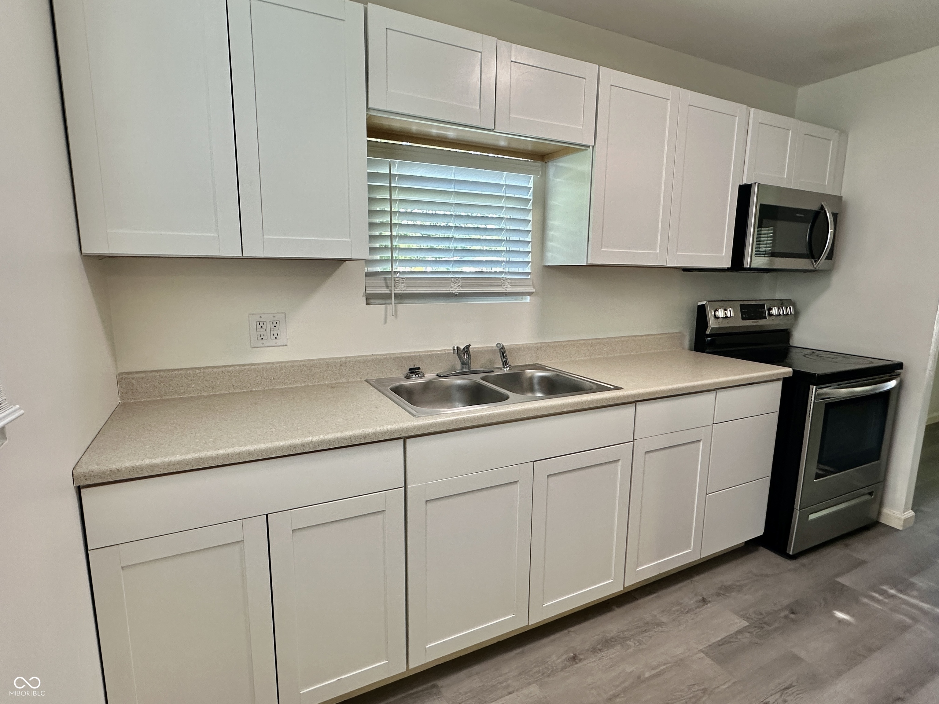 338 South Kenmore Road Indianapolis, IN 46219 - Photo 4 of 42