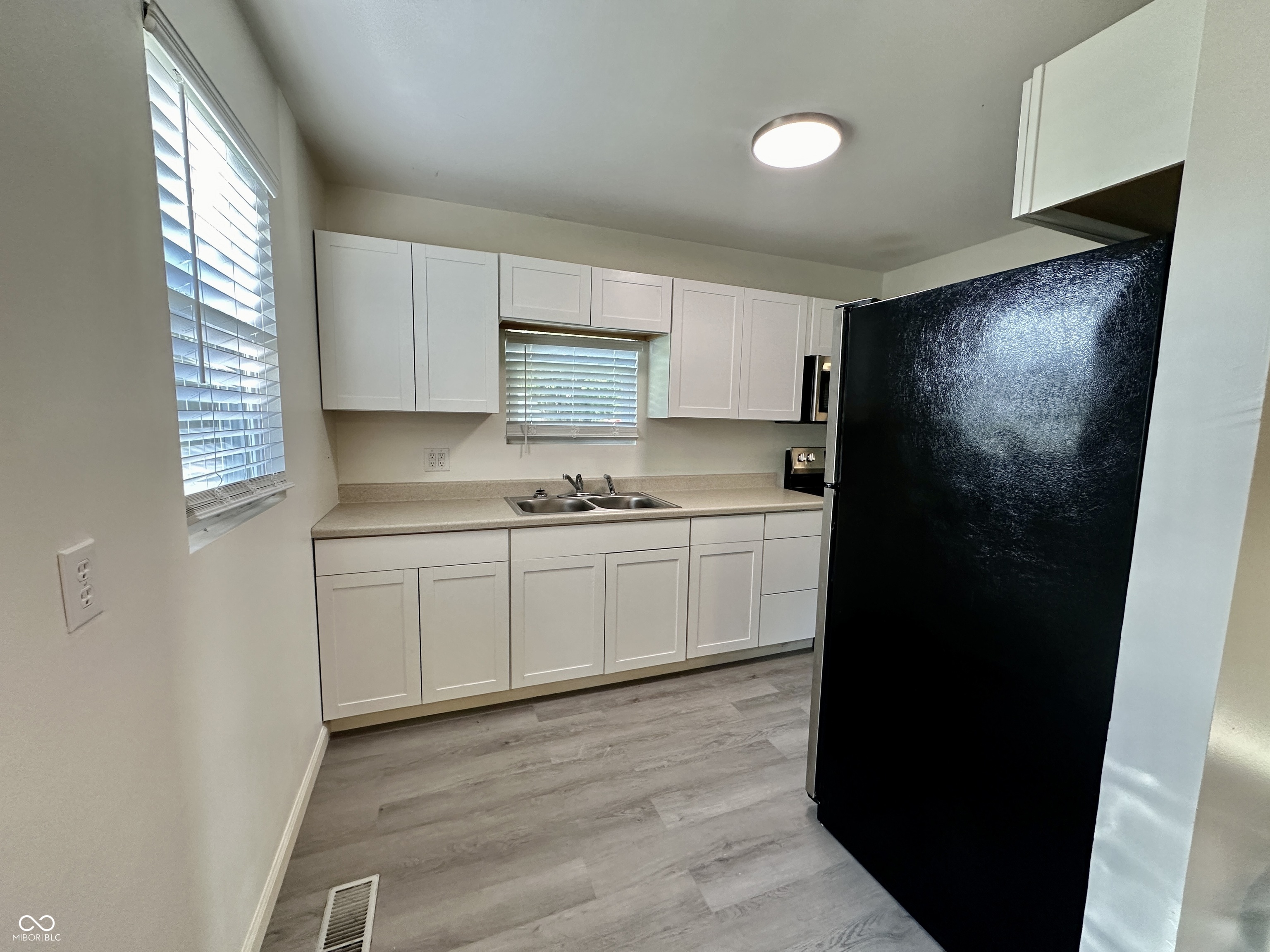 338 South Kenmore Road Indianapolis, IN 46219 - Photo 5 of 42