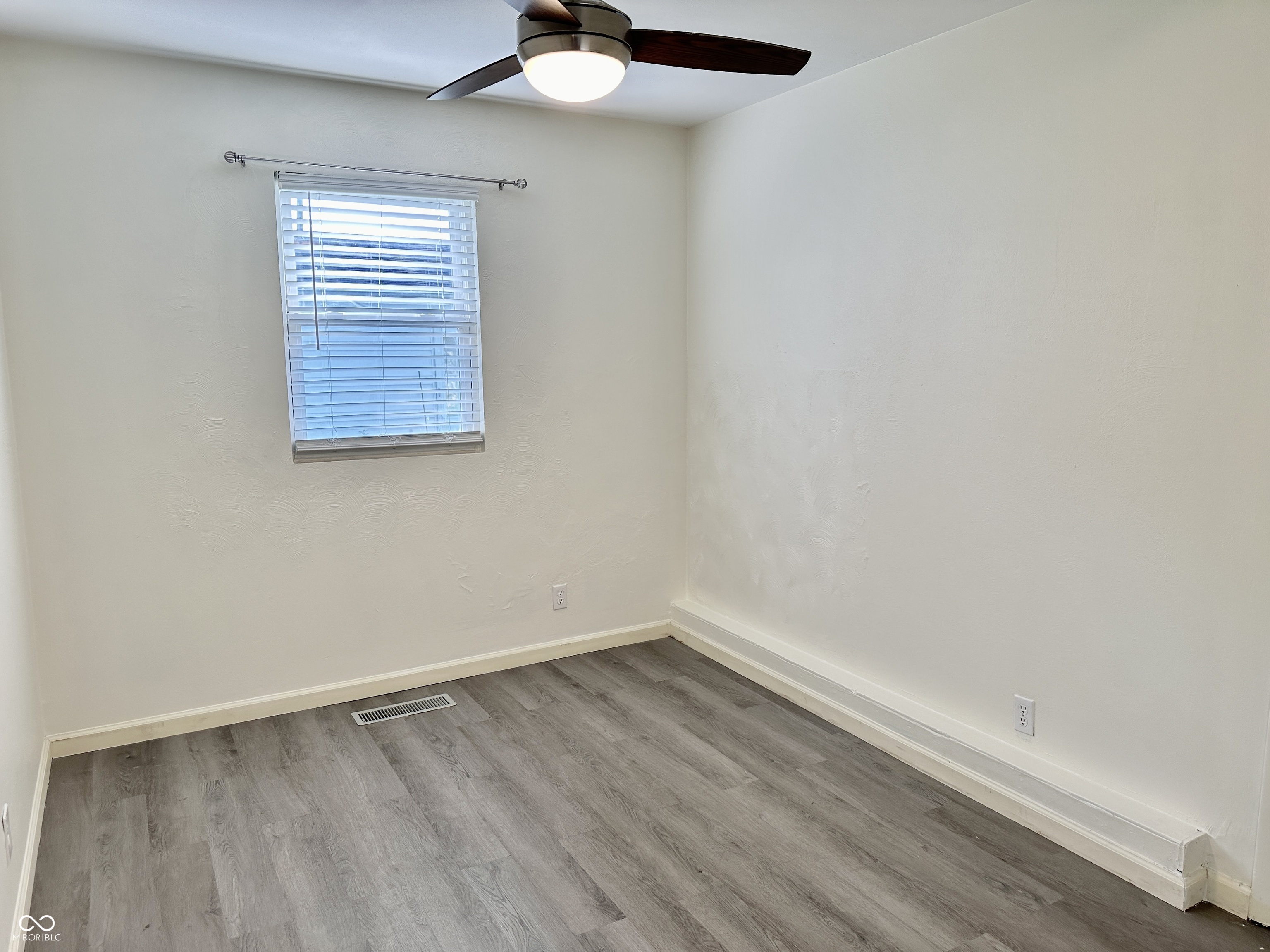 338 South Kenmore Road Indianapolis, IN 46219 - Photo 10 of 42