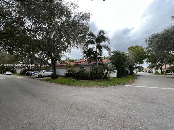 $6,900 | 5283 Southwest 33rd Way, Fort Lauderdale, FL 33312