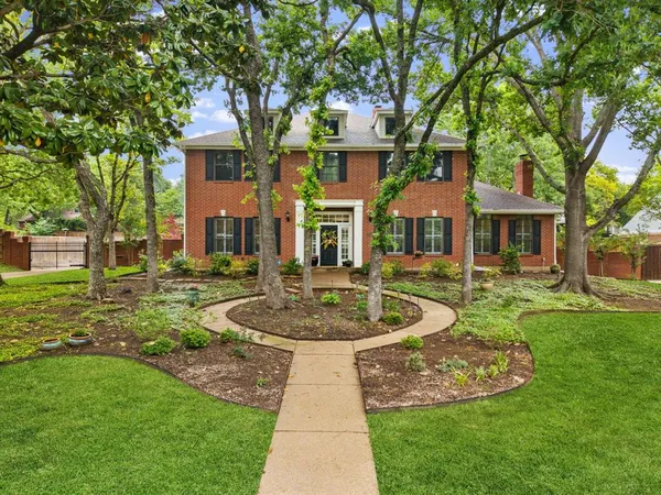 $899,500 | 3833 Montecito Drive, Denton, TX 76205