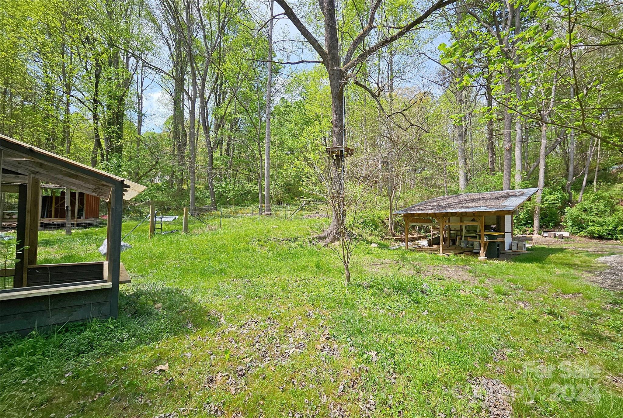 18 Rocky Slope Road Asheville, NC 28804 - Photo 38 of 41 a backyard of a house with table and chairs
