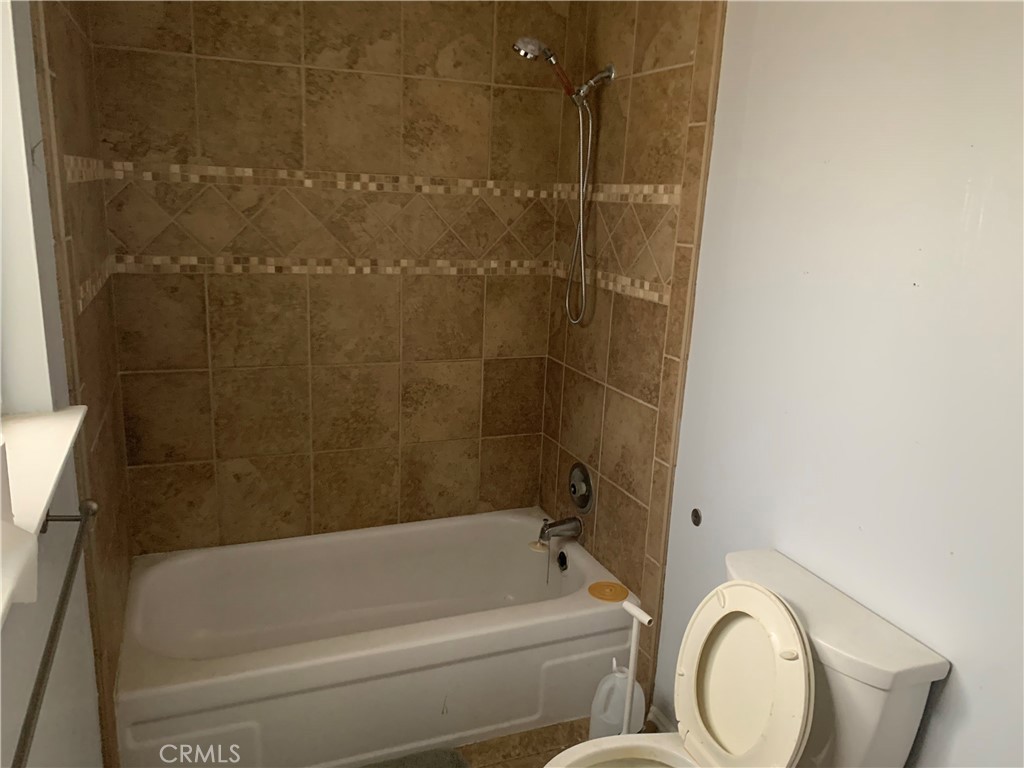 2757 Branco Avenue Merced, CA 95340 - Photo 18 of 24 a bathroom with a toilet and a bathtub