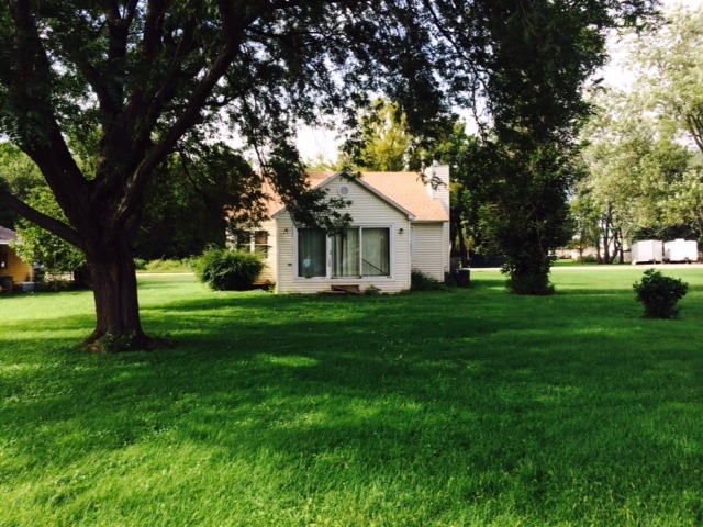 28243 West Fox River Road Cary, IL 60013 - Photo 4 of 9 a front view of a house with garden