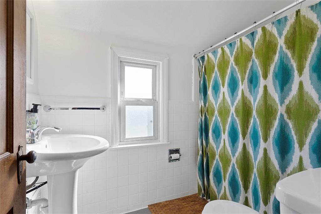 1041 McCoy Road McKees Rocks, PA 15136 - Photo 16 of 21 Full Bathroom