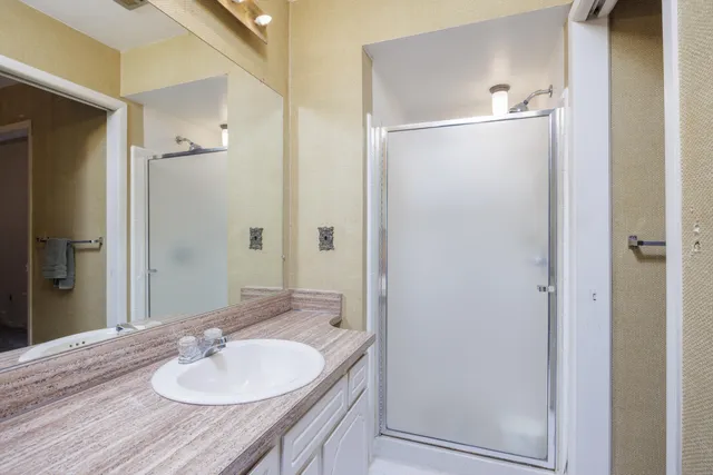 $217,500 | 1472 Oakbrook E Drive, Rochester Hills, MI 48307