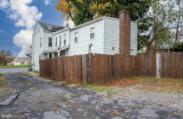 a view of a house with a backyard