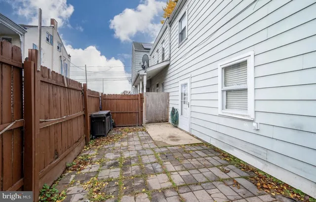 a view of a back yard of the house