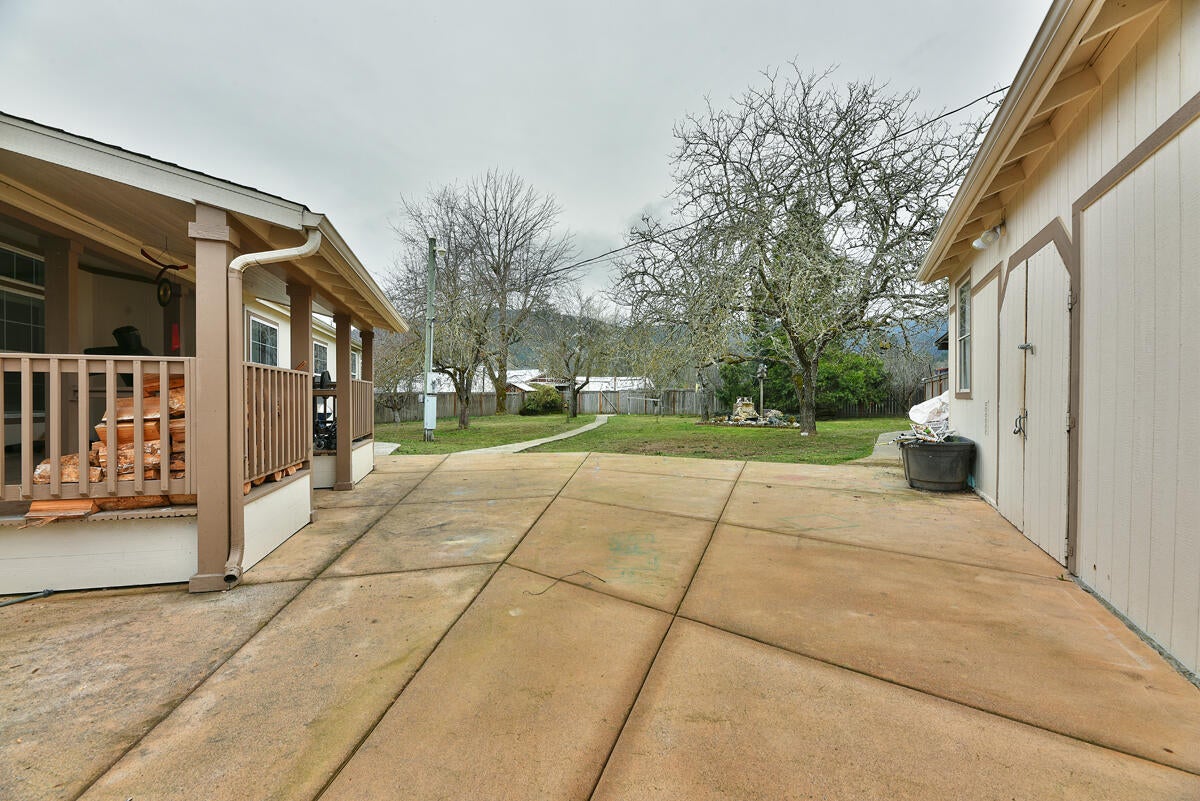 1205 Pine Grove Road Rogue River, OR 97537 - Photo 27 of 67 21